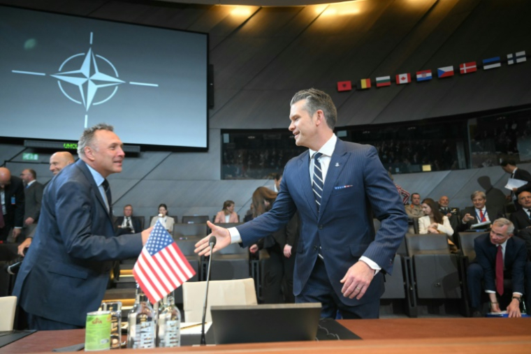 Le secrétaire américain à la Défense Pete Hegseth (d) arrive pour une réunion des ministres de la Défense de l'Otan au siège de l'organisation, le 5 juin 2025 à Bruxelles ( AFP / NICOLAS TUCAT )