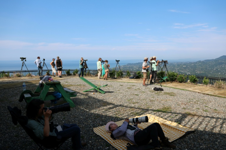 Des ornithologues amateurs et des bénévoles de l'organisation Batumi Raptor Count (BRC) observent des rapaces qui migrent par le "goulot d’étranglement de Batoumi", le 22 septembre 2026 à Sakhalvasho, en Géorgie ( AFP / Giorgi ARJEVANIDZE )