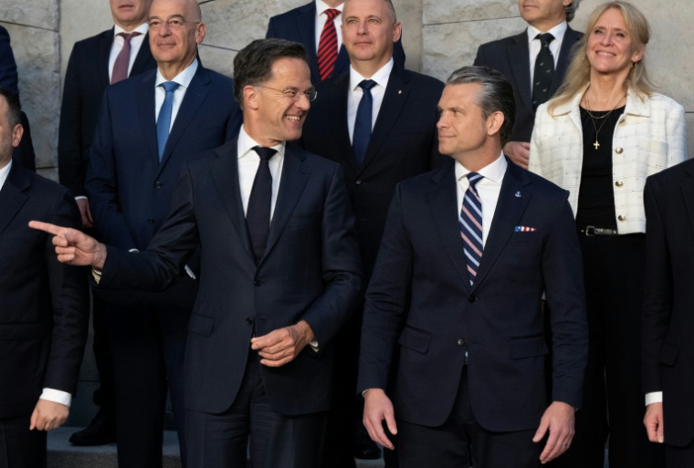Le secrétaire général de l'Otan, Mark Rutte (à gauche), aux côtés du secrétaire américain à la Défense, Pete Hegseth, alors qu'ils posent avec les ministres de la Défense lors d'une photo de groupe prise en marge d'une réunion des ministres de la Défense de l'Otan au siège de l'organisation, à Bruxelles, le 18 juin 2026 ( AFP / JOHN THYS )