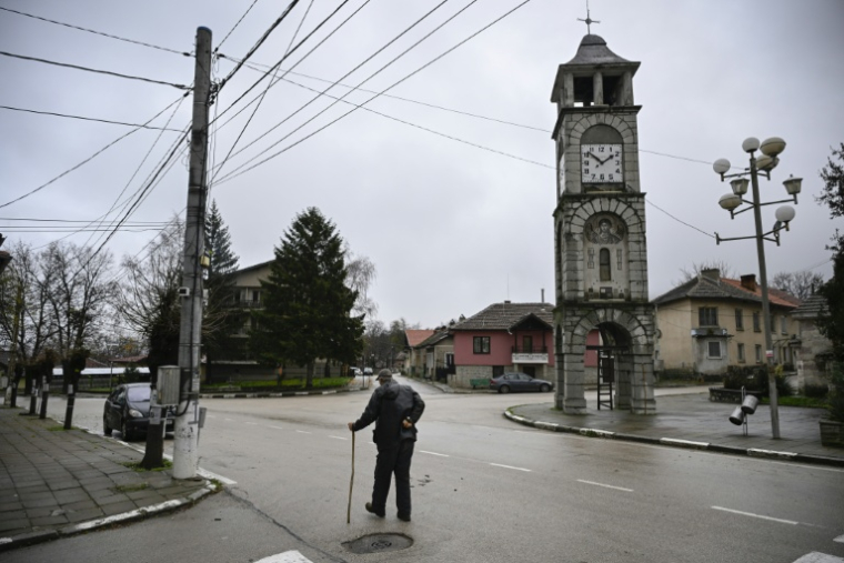 Un homme âgé dans une rue du village de Chuprene, le 7 décembre 2025 en Bulgarie ( AFP / Nikolay DOYCHINOV )