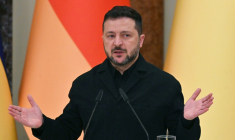 Le président ukrainien Volodymyr Zelensky lors d'une conférence de presse à Kiev le 4 octobre 2026. ( AFP / Sergei SUPINSKY )