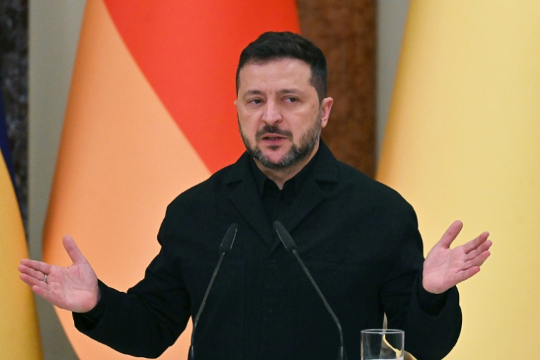 Le président ukrainien Volodymyr Zelensky lors d'une conférence de presse à Kiev le 4 octobre 2026. ( AFP / Sergei SUPINSKY )
