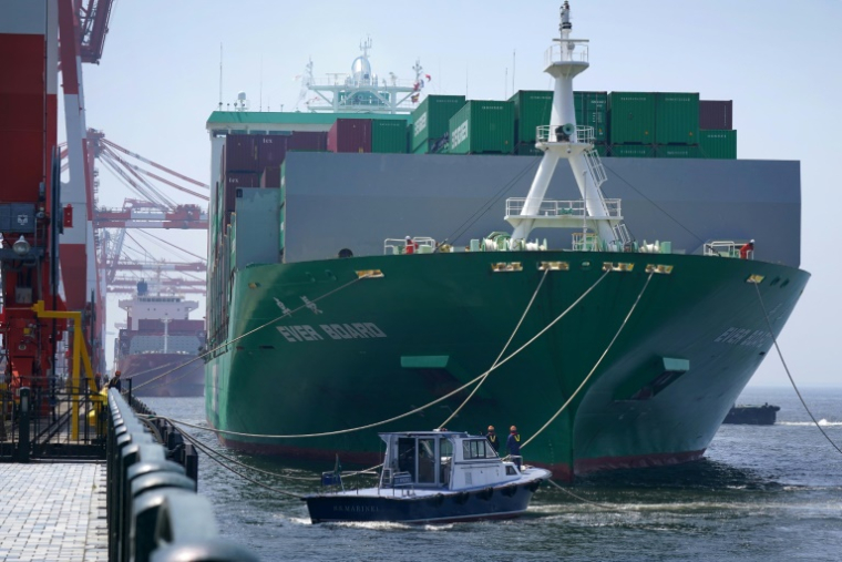 Un cargo accoste au quai du terminal de fret international du port de Tokyo, le 8 juillet 2025 au Japon ( AFP / Kazuhiro NOGI )