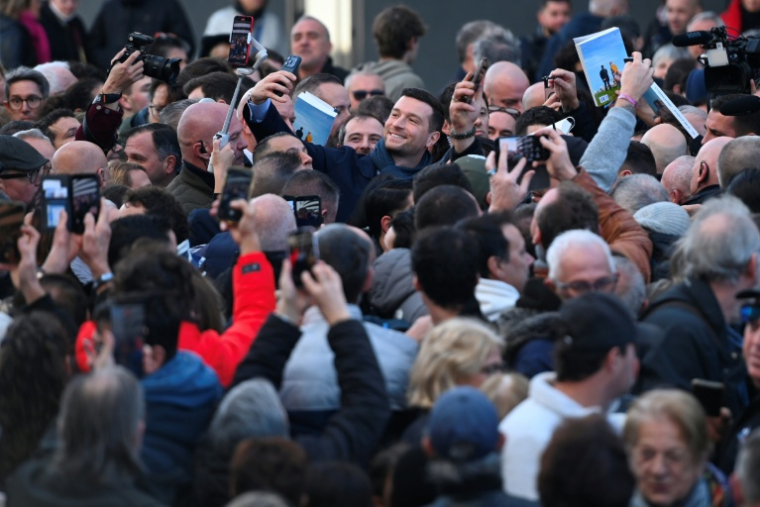 Le président du Rassemblement National (RN) Jordan Bardella lors d'une visite sur un marché d'Agde, dans le sud de la France, le 7 février 2026 ( AFP / Sylvain THOMAS )
