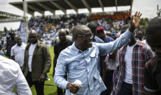 Le candidat à la présidentielle Romuald Wadagni salue ses soutiens, le 8 avril 2026 à Lokossa, au Bénin ( AFP / OLYMPIA DE MAISMONT )