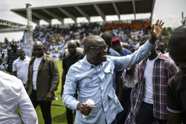 Le candidat à la présidentielle Romuald Wadagni salue ses soutiens, le 8 avril 2026 à Lokossa, au Bénin ( AFP / OLYMPIA DE MAISMONT )