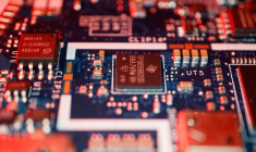 Illustration de puces semi-conductrices sur un circuit imprimé