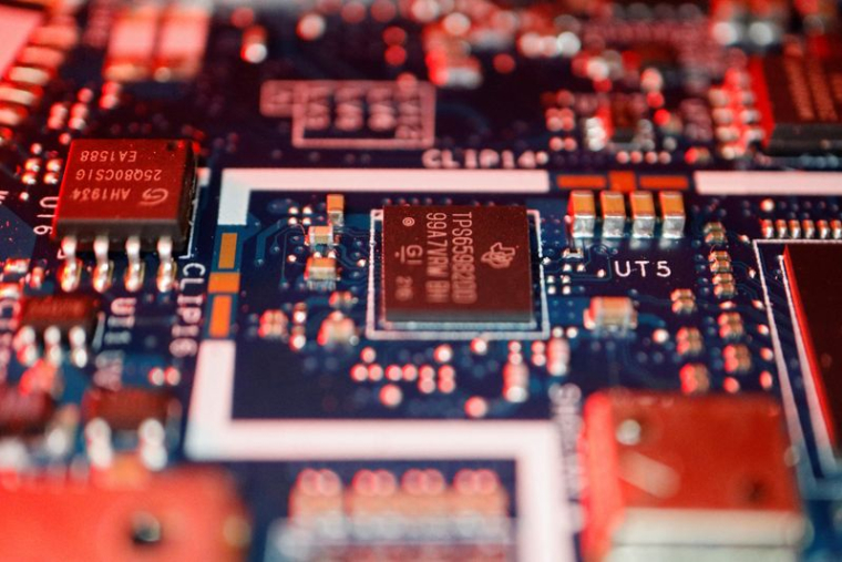 Illustration de puces semi-conductrices sur un circuit imprimé