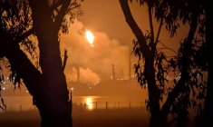 La raffinerie Viva Oil de Geelong, en Australie, en proie aux flammes le 16 avril 2026 ( Giuliana Elakis / Handout )