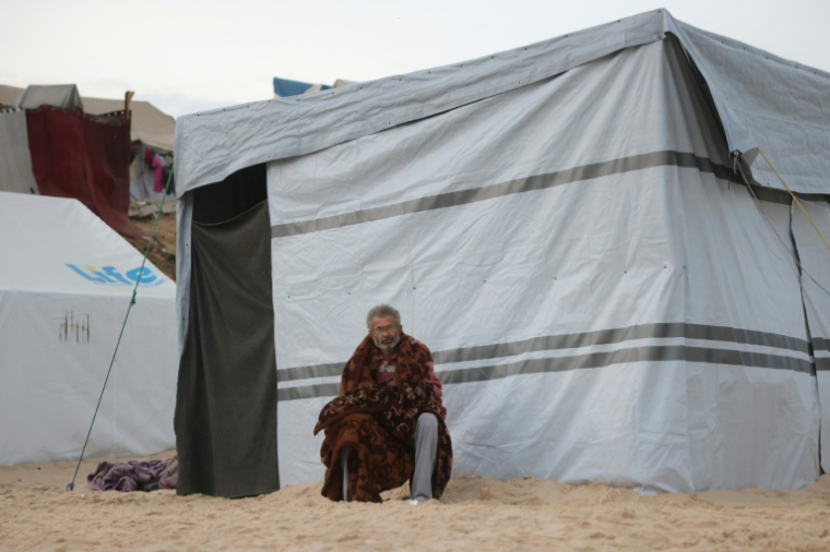 Un Palestinien déplacé par les frappes israéliennes est assis devant sa tente le 9 octobre 2025 à Al-Zawayda, dans le centre de la bande de Gaza. ( AFP / Bashar TALEB )