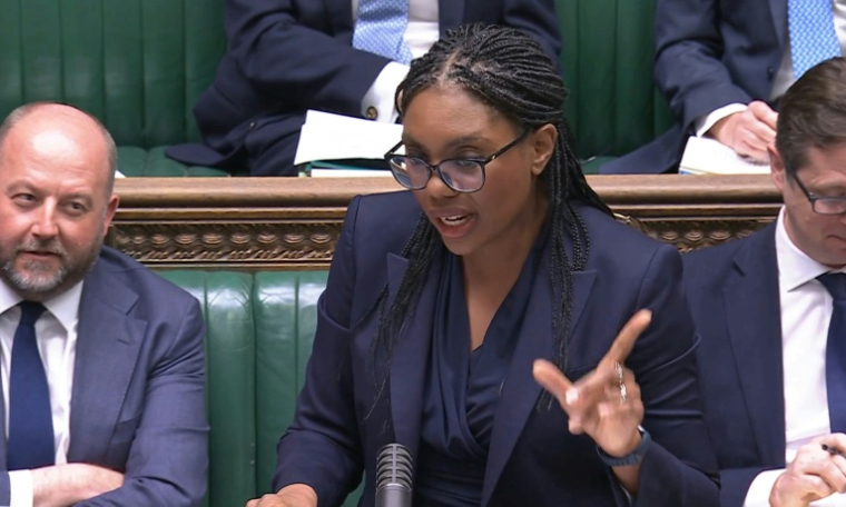 Image tirée d'un enregistrement diffusé par l'Unité d'enregistrement parlementaire (PRU) du Parlement britanniqu montrant la cheffe de l'opposition conservatrice, Kemi Badenoch, lors d'un débat sur une motion pour savoir si le Premier ministre Keir Starmer doit être soumis à une enquête parlementaire au sujet de la nomination de Peter Mandelson comme ambassadeur à Washington, le 28 avril 2026 à la Chambre des communes à Londres ( PRU / - )