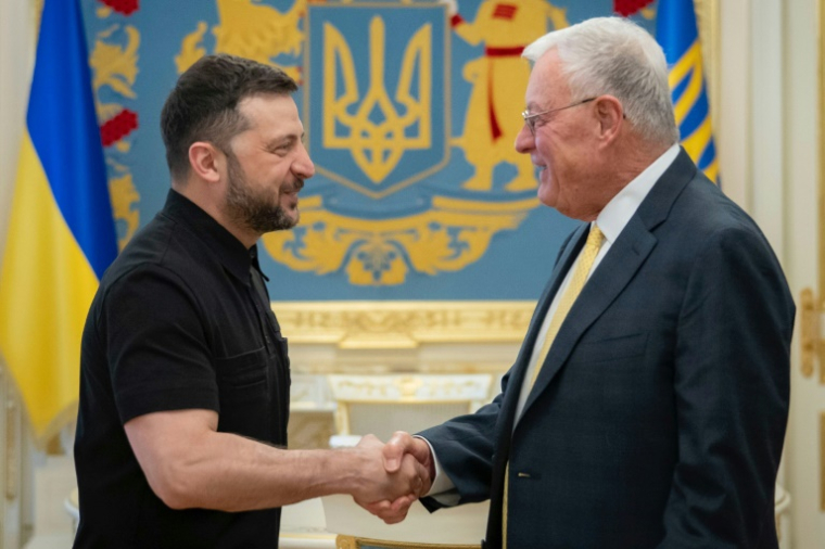 Volodymyr Zelenksy, à gauche, accueille Keith Kellogg, à droite, envoyé spécial des Etats-Unis, à Kiev, le 14 juillet 2025 AFP PHOTO / UKRAINIAN PRESDIENTIAL PRESS SERVICE ( UKRAINIAN PRESIDENTIAL PRESS SERVICE / Handout )
