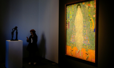 "Le portrait d'Elisabeth Lederer" de Gustav Klimt exposé par Sotheby’s à New York le 8 novembre 2025. ( AFP / CHARLY TRIBALLEAU )