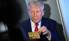 Donald Trump à bord d'Air Force One, le 3 avril 2025. ( AFP / MANDEL NGAN )