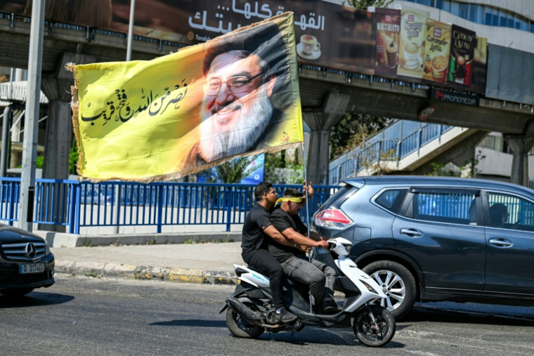 Des partisans du Hezbollah brandissent le portrait du leader historique du mouvement assassiné par Israël, Hassan Nasrallah, à l'occasion de l'Achoura, journée de deuil pour la mort de Hussein, figure clé de l'islam chiite,à Beyrouth, le 26 juin 2026  ( AFP / Joseph EID )