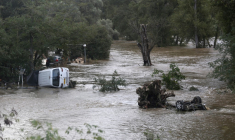 Des voitures dans la rivière Prunelli en crue, à À Bastelicaccia, en Corse-du-Sud, après le passage de la tempête Domingos sur l'île, le 5 novembre.  ( AFP / PASCAL POCHARD-CASABIANCA )