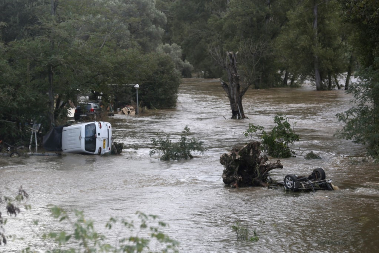 Des voitures dans la rivière Prunelli en crue, à À Bastelicaccia, en Corse-du-Sud, après le passage de la tempête Domingos sur l'île, le 5 novembre.  ( AFP / PASCAL POCHARD-CASABIANCA )