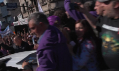 Le président argentin Milei visé par des projectiles lors d'un rassemblement