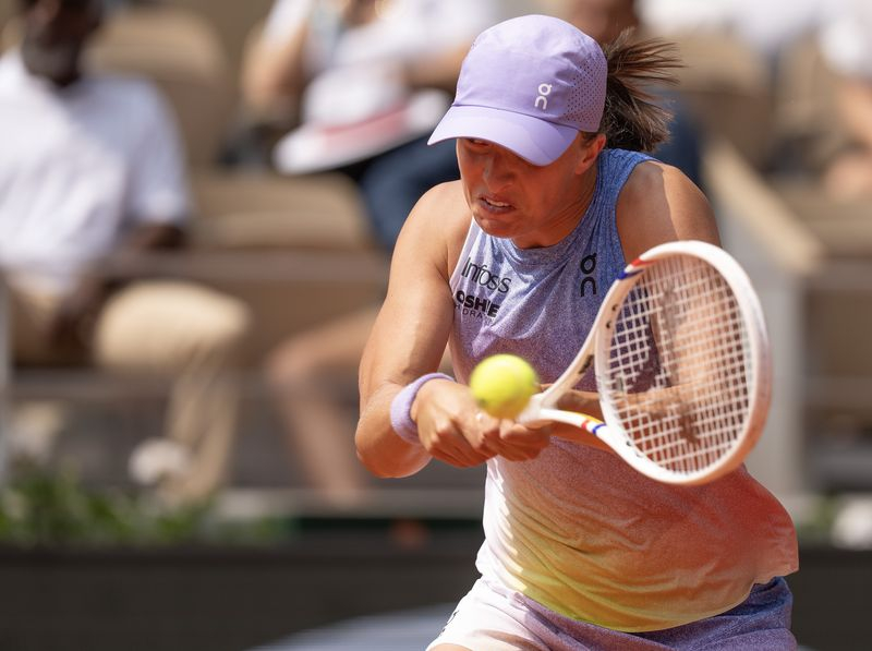 Iga Swiatek pendant son match contre Elina Svitolina au Stade Roland Garros, à Paris