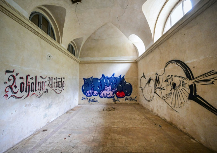 Les murs intérieurs des bains impériaux de Neptune recouverts de graffitis, le 29 juillet 2025 à Baile Herculane, en Roumanie ( AFP / Daniel MIHAILESCU )