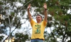 Le candidat à la présidentielle brésilienne Flavio Bolsonaro devant ses soutiens à Goiana, au Brésil, le 27 septembre 2026 ( AFP / Sergio Lima )