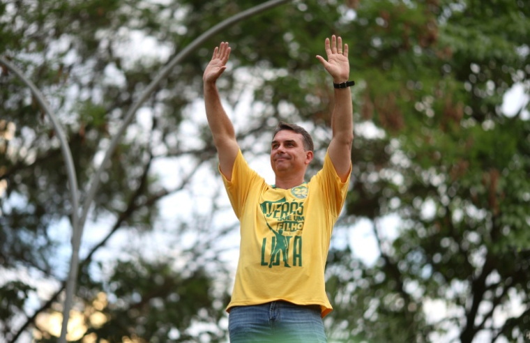Le candidat à la présidentielle brésilienne Flavio Bolsonaro devant ses soutiens à Goiana, au Brésil, le 27 septembre 2026 ( AFP / Sergio Lima )