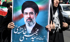 Une Iranienne brandit un portrait du nouveau guide suprême, l'ayatollah Mojtaba Khamenei, pendant un rassemblement à Téhéran le 17 avril 2026 ( AFP / - )