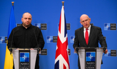 Le ministre ukrainien de la Défense, Rustem Umerov, et son homologue britannique John Healey, à Bruxelles, le 11 avril 2025 ( AFP / JOHN THYS )