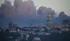 De la fumée s'élève dans le ciel de Kiev pendant des bombardements russes, le 24 mai 2026 ( AFP / Genya Savilov )