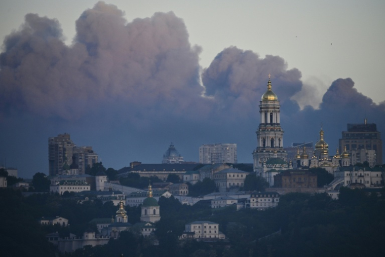 De la fumée s'élève dans le ciel de Kiev pendant des bombardements russes, le 24 mai 2026 ( AFP / Genya Savilov )