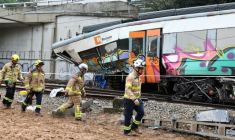 Des pompiers sur le site où un train régional est entré en collision avec un mur effondré entre Sant Sadurni d'Anoia et Gelida, près de Barcelone, le 21 janvier 2026 en Espagne ( AFP / Josep LAGO )