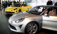 Photo d'archives de gens qui regardent la voiture Alpine A110 Légende GT à Boulogne-Billancourt, France