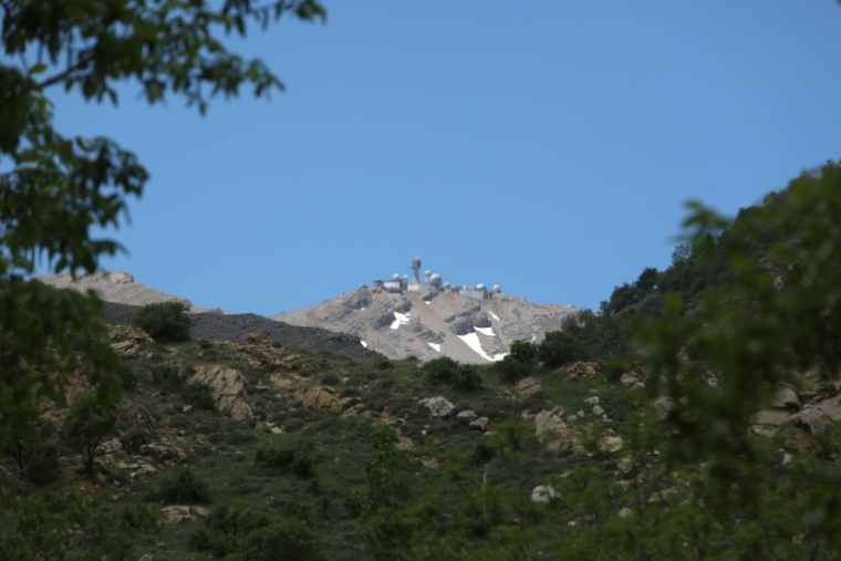 Photo prise depuis le village de Beit Jinn, dans le sud de la Syrie, montrant un poste d'observation israélien au sommet du mont Hermon, le 29 avril 2026 ( AFP / Bakr ALKASEM )
