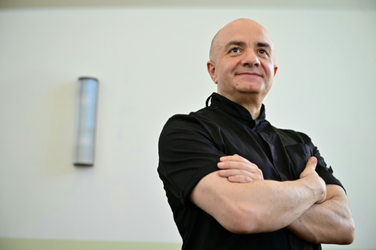 Le chef cuisinier Imad Alarnab, qui a fui la Syrie en 2015, pose dans l'un de ses restaurants à Londres le 4 février 2026 ( AFP / Ben STANSALL )