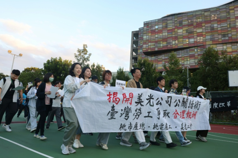 Des employés taïwanais du groupe américain Micron manifestent pour réclamer de meilleures primes à Taoyuan (Taïwan), le 17 septembre 2026 ( AFP / I-Hwa Cheng )