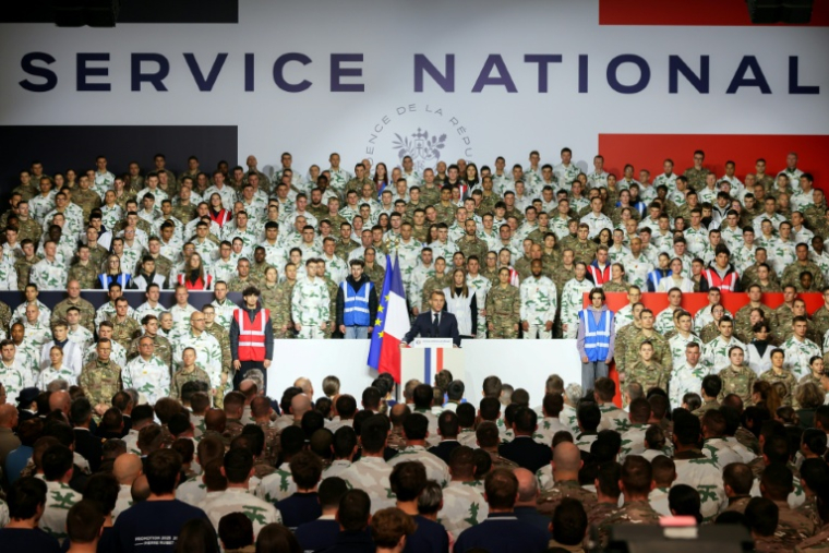 Le président Emmanuel Macron (C) présente le nouveau service national militaire lors d'un discours à Varces (Isère), le 27 novembre 2025 ( POOL / Thomas PADILLA )