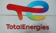 Le tribunal judiciaire doit dire si TotalEnergies a diffusé des "publicités mensongères" laissant croire qu'elle pourrait devenir un "acteur majeur de la transition énergétique" tout en continuant ses activités dans le pétrole et le gaz  ( AFP / Alain JOCARD )