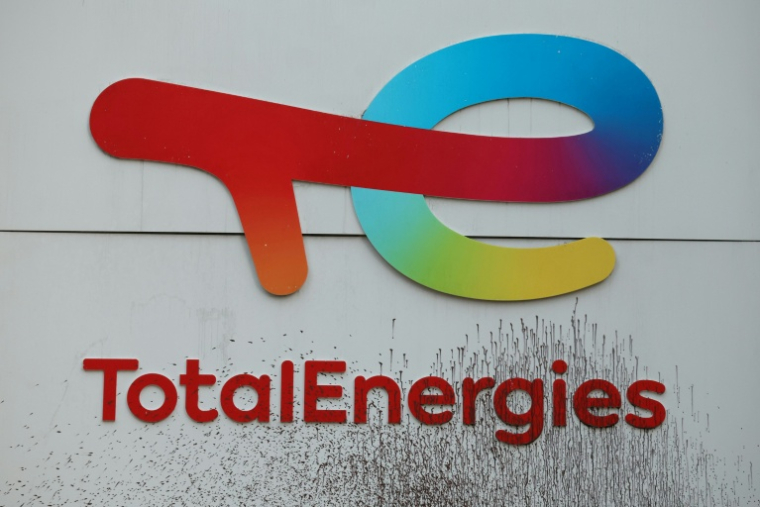 Le tribunal judiciaire doit dire si TotalEnergies a diffusé des "publicités mensongères" laissant croire qu'elle pourrait devenir un "acteur majeur de la transition énergétique" tout en continuant ses activités dans le pétrole et le gaz ( AFP / Alain JOCARD )