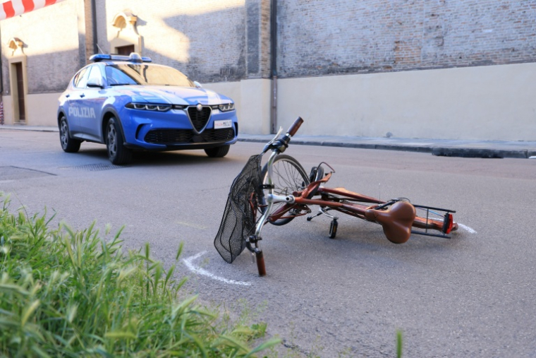 Des policiers sur les lieux où un conducteur a renversé et blessé huit personnes, le 16 mai 2026 à Modène, dans le nord de l'Italie  ( AFP / GIORGIA BASSOLI )