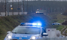 Des véhicules de la police polonaise stationnent aux abords d'une ligne de chemins de fer cible d'un "acte de sabotage", selon Varsovie,  le 17 novembre 2025 à Mika, près de Garwolin (centre). ( AFP / Wojtek RADWANSKI )