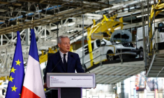 Le ministre Bruno Le Maire prononce un discours lors d'une visite à l'usine automobile Renault de Sandouville