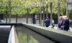 Le roi Charles III et la reine Camilla déposent des fleurs lors de leur visite au mémorial du 11-Septembre aux côtés de l'ancien maire de New York Michael Bloomberg (g), le 29 avril 2026 ( POOL / Samir HUSSEIN )