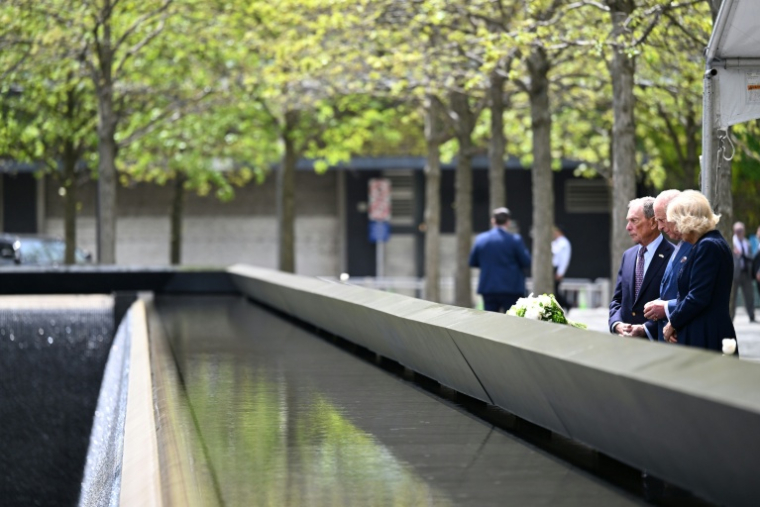 Le roi Charles III et la reine Camilla déposent des fleurs lors de leur visite au mémorial du 11-Septembre aux côtés de l'ancien maire de New York Michael Bloomberg (g), le 29 avril 2026 ( POOL / Samir HUSSEIN )
