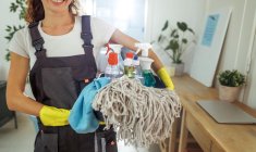 Les plateformes et entreprises de ménage à domicile permettent de recourir à ces services et de bénéficier d’aides de l’État. ( crédit photo : Getty Images )