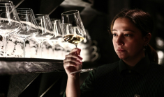 Agnese Morandi, la sommelière italienne du deux étoiles Table, à Paris, le 27 novembre 2025  ( AFP / Thibaud MORITZ )