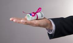 Les dons d'argent permettent de favoriser les transmissions inter générationnelles ( Crédits : Adobe Stock )