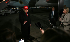 Le président américain Donald Trump parle à la presse dans le Maryland à son retour de Floride le 12 avril 2026 ( AFP / Jim WATSON )