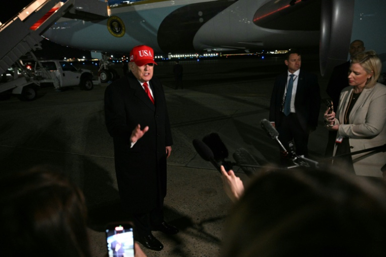Le président américain Donald Trump parle à la presse dans le Maryland à son retour de Floride le 12 avril 2026 ( AFP / Jim WATSON )