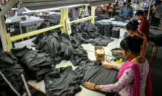 Des employés travaillent dans une usine de vêtements à Tiruppur, dans l'État du Tamil Nadu, dans le sud de l'Inde, le 23 septembre 2025 ( AFP / R. Satish BABU )
