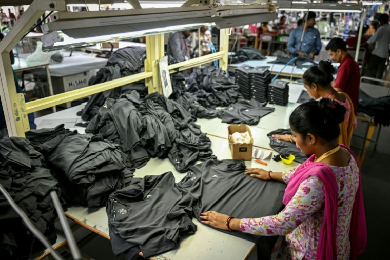 Des employés travaillent dans une usine de vêtements à Tiruppur, dans l'État du Tamil Nadu, dans le sud de l'Inde, le 23 septembre 2025 ( AFP / R. Satish BABU )